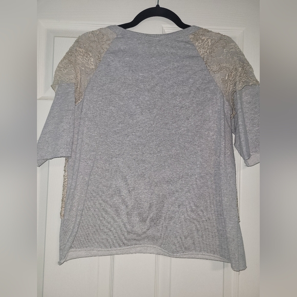 Gray and white lace shirt - Picture 5 of 5